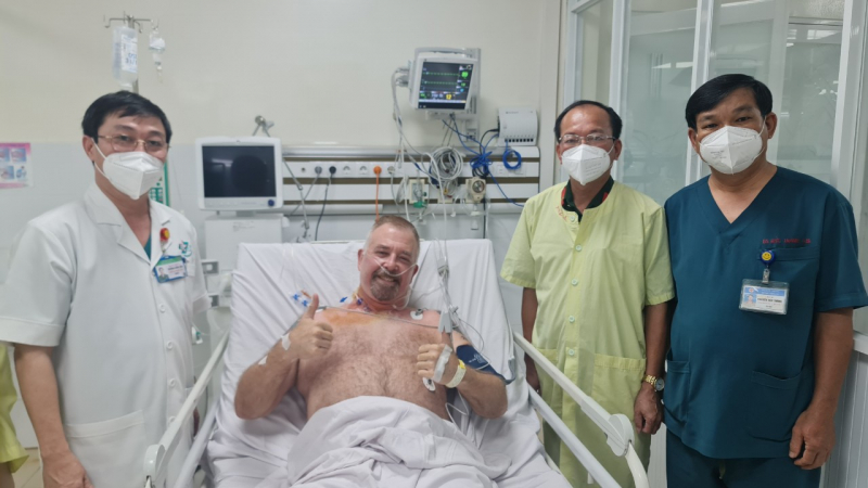 Bệnh viện 175 cứu sống nam phi công người Australia bị nhồi máu cơ tim cấp -0