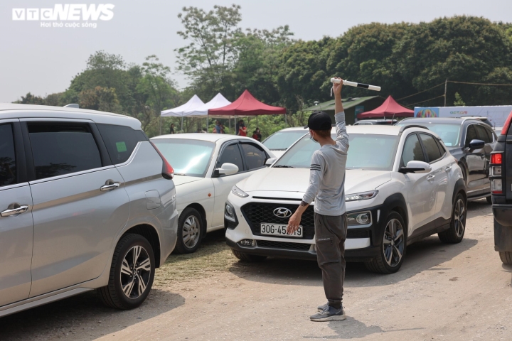 Ảnh: Nghìn người đội nắng xem khinh khí cầu, đường ven sông Hồng tắc cứng - 5