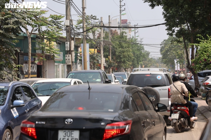 Ảnh: Nghìn người đội nắng xem khinh khí cầu, đường ven sông Hồng tắc cứng - 2