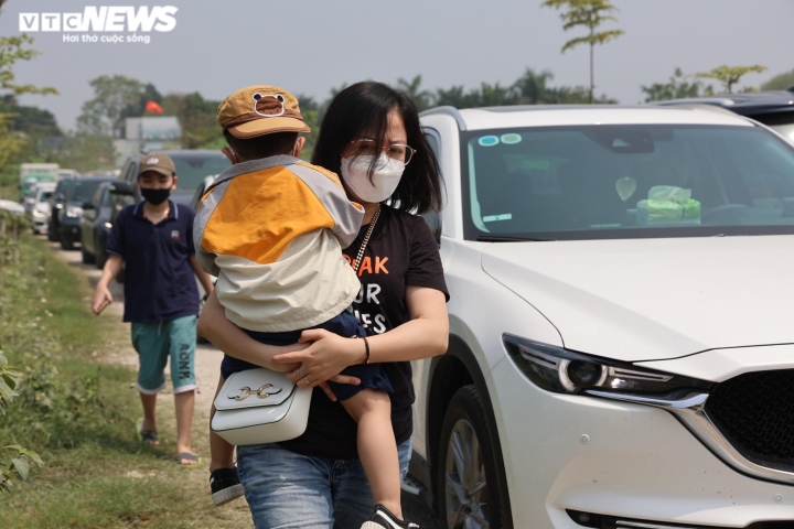 Ảnh: Nghìn người đội nắng xem khinh khí cầu, đường ven sông Hồng tắc cứng - 6