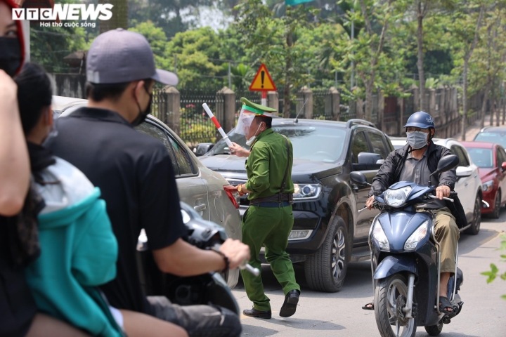 Ảnh: Nghìn người đội nắng xem khinh khí cầu, đường ven sông Hồng tắc cứng - 8