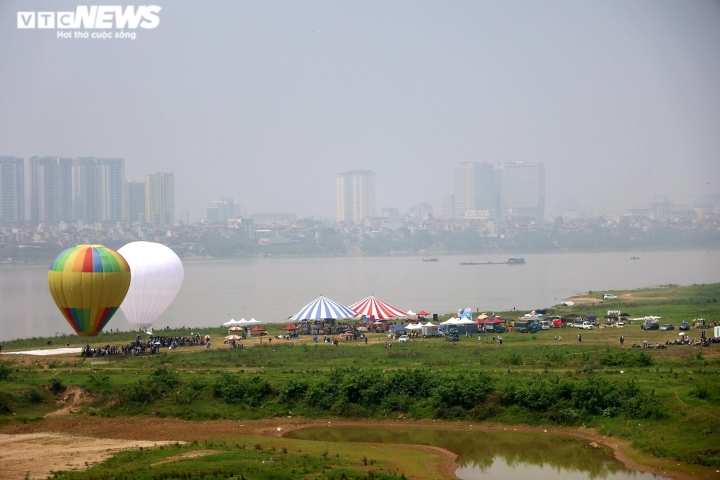 Ảnh: Nghìn người đội nắng xem khinh khí cầu, đường ven sông Hồng tắc cứng - 9