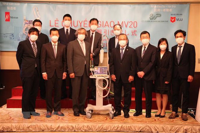 Bàn giao 2 máy thở MV20 đầu tiên trong dự án tặng 2.000 máy thở cho Việt Nam chống dịch Covid-19 ban giao 2 may tho mv20 dau tien trong du an tang 2000 may tho cho viet nam chong dich covid 19