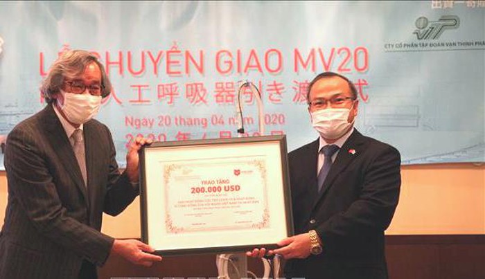 Bàn giao 2 máy thở MV20 đầu tiên trong dự án tặng 2.000 máy thở cho Việt Nam chống dịch Covid-19 ban giao 2 may tho mv20 dau tien trong du an tang 2000 may tho cho viet nam chong dich covid 19