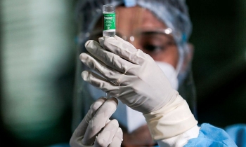 Bão Covid-19 Ấn Độ khơi mào khủng hoảng vaccine