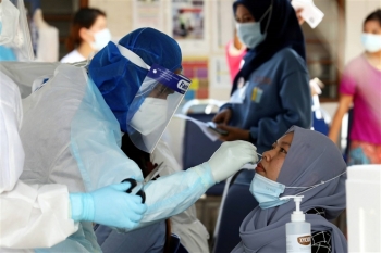 40 nhân viên y tế Malaysia mắc COVID-19 dù tiêm hai liều vaccine