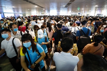Soi chiếu ở sân bay Tân Sơn Nhất không đáp ứng khách tăng cao