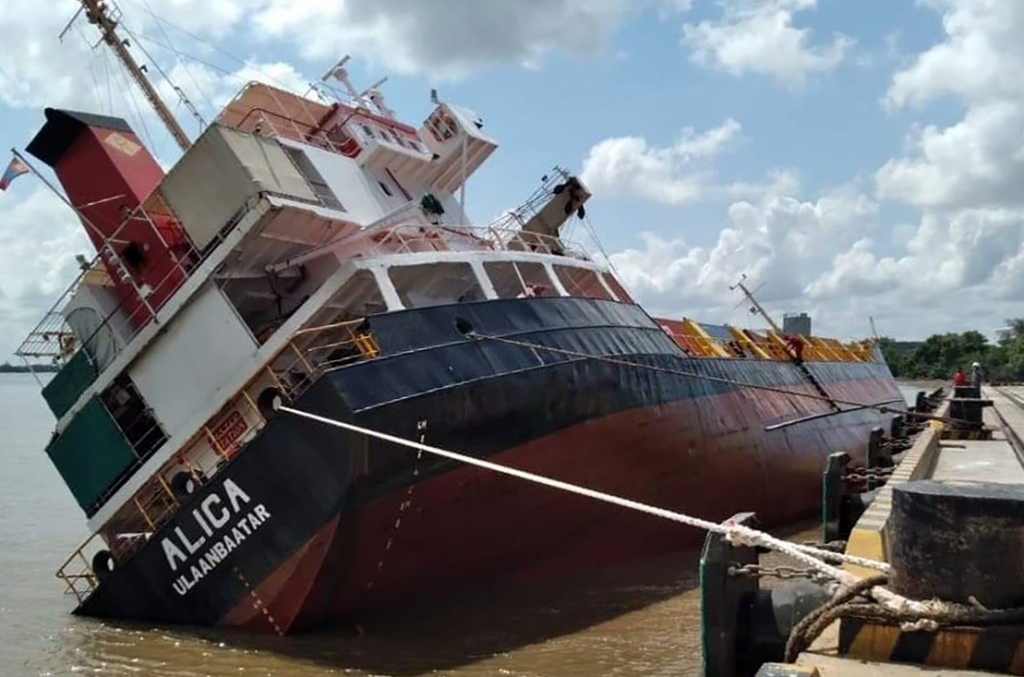 Tàu lật nghiêng, 18 container rơi xuống sông