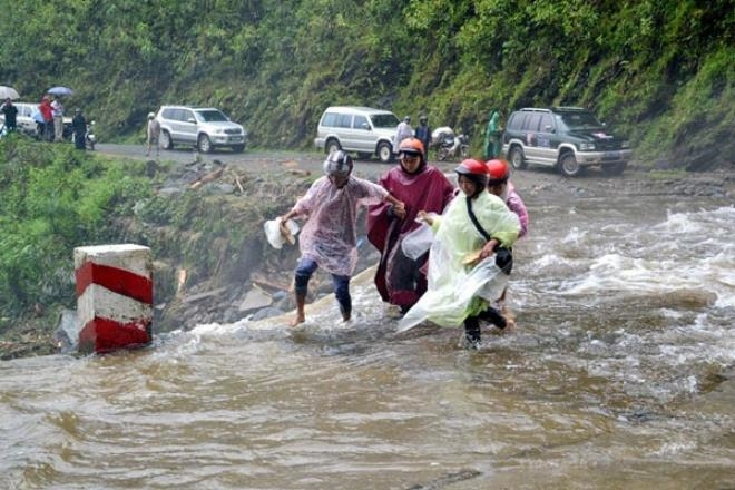 Thời tiết ngày 5/4: Trung Bộ và Nam Bộ mưa dông, đề phòng lốc sét - 1