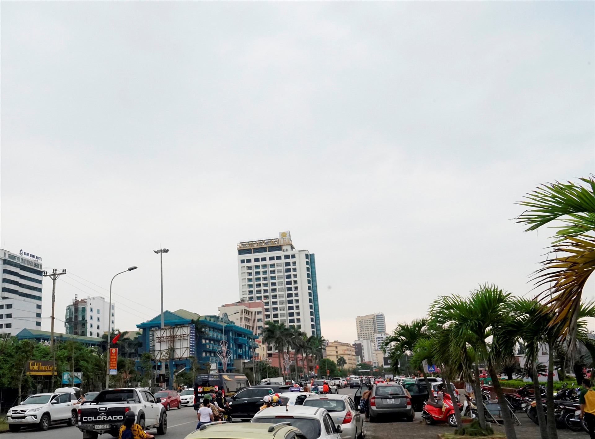 hang van du khach do ve bien cua lo bat ngo that thu