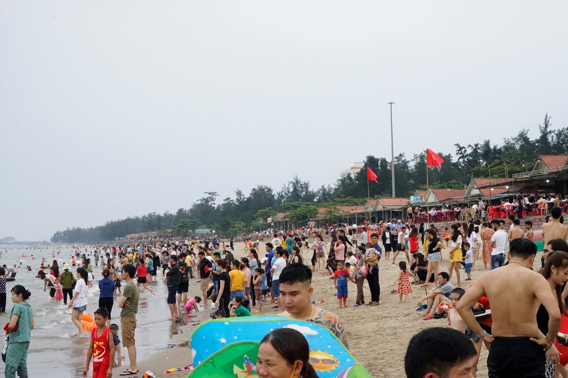 hang van du khach do ve bien cua lo bat ngo that thu