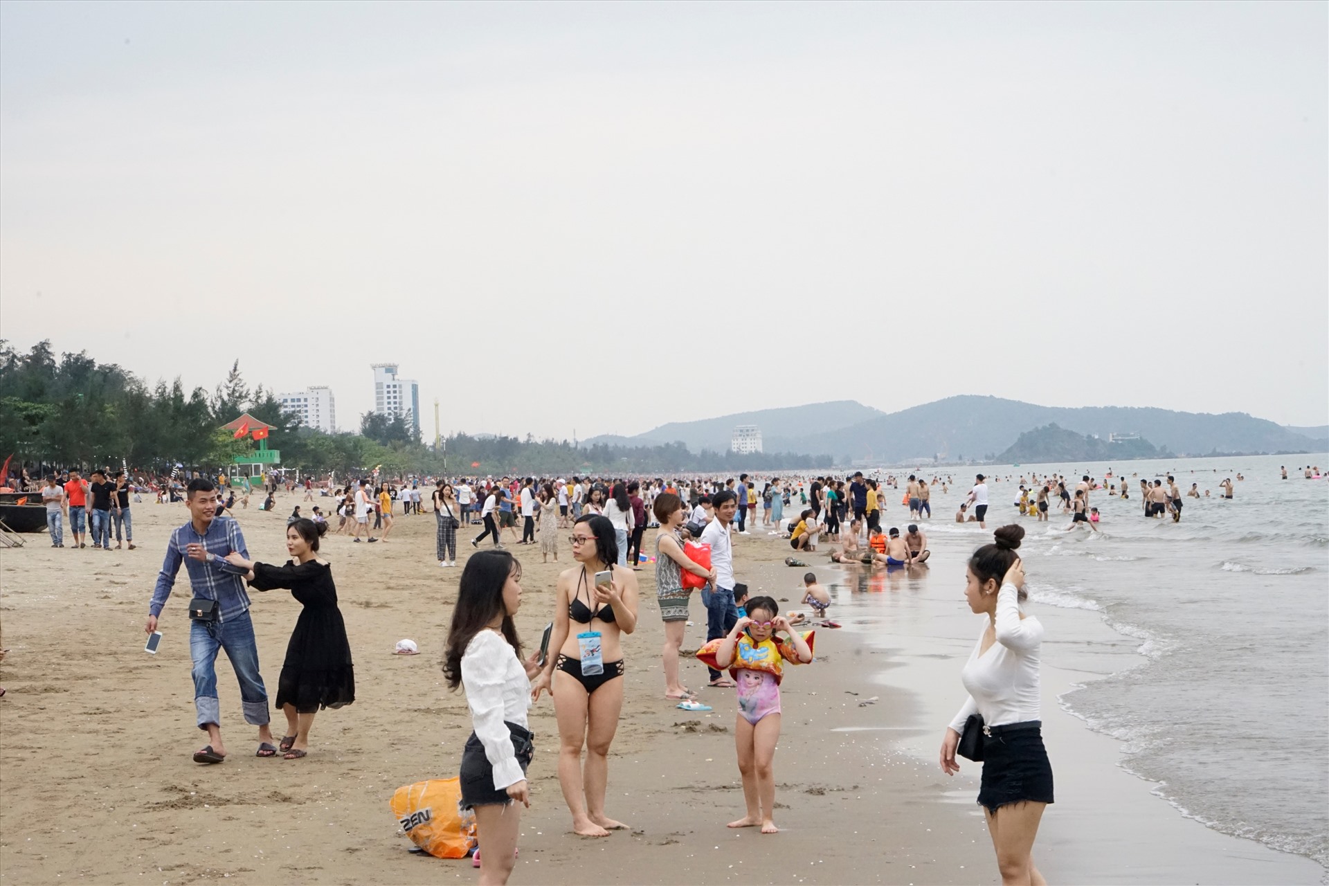 hang van du khach do ve bien cua lo bat ngo that thu