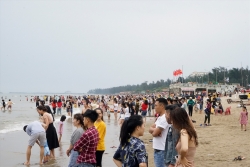 hang van du khach do ve bien cua lo bat ngo that thu