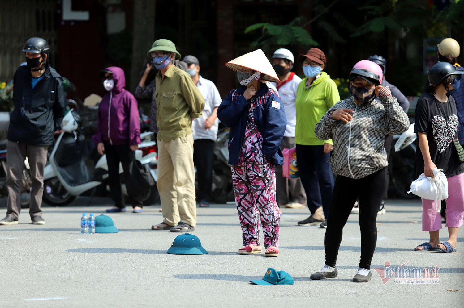 pho co ha noi tram nguoi doi nang nhan gao mien phi
