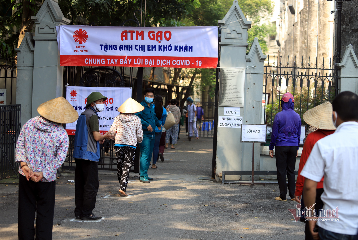 pho co ha noi tram nguoi doi nang nhan gao mien phi