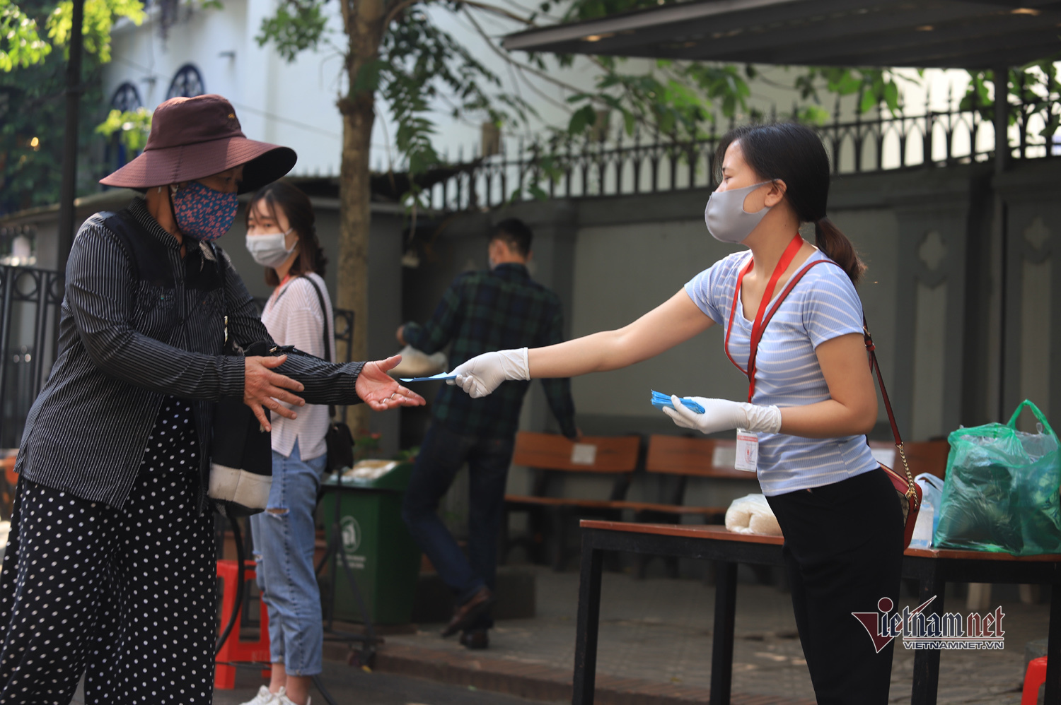 pho co ha noi tram nguoi doi nang nhan gao mien phi