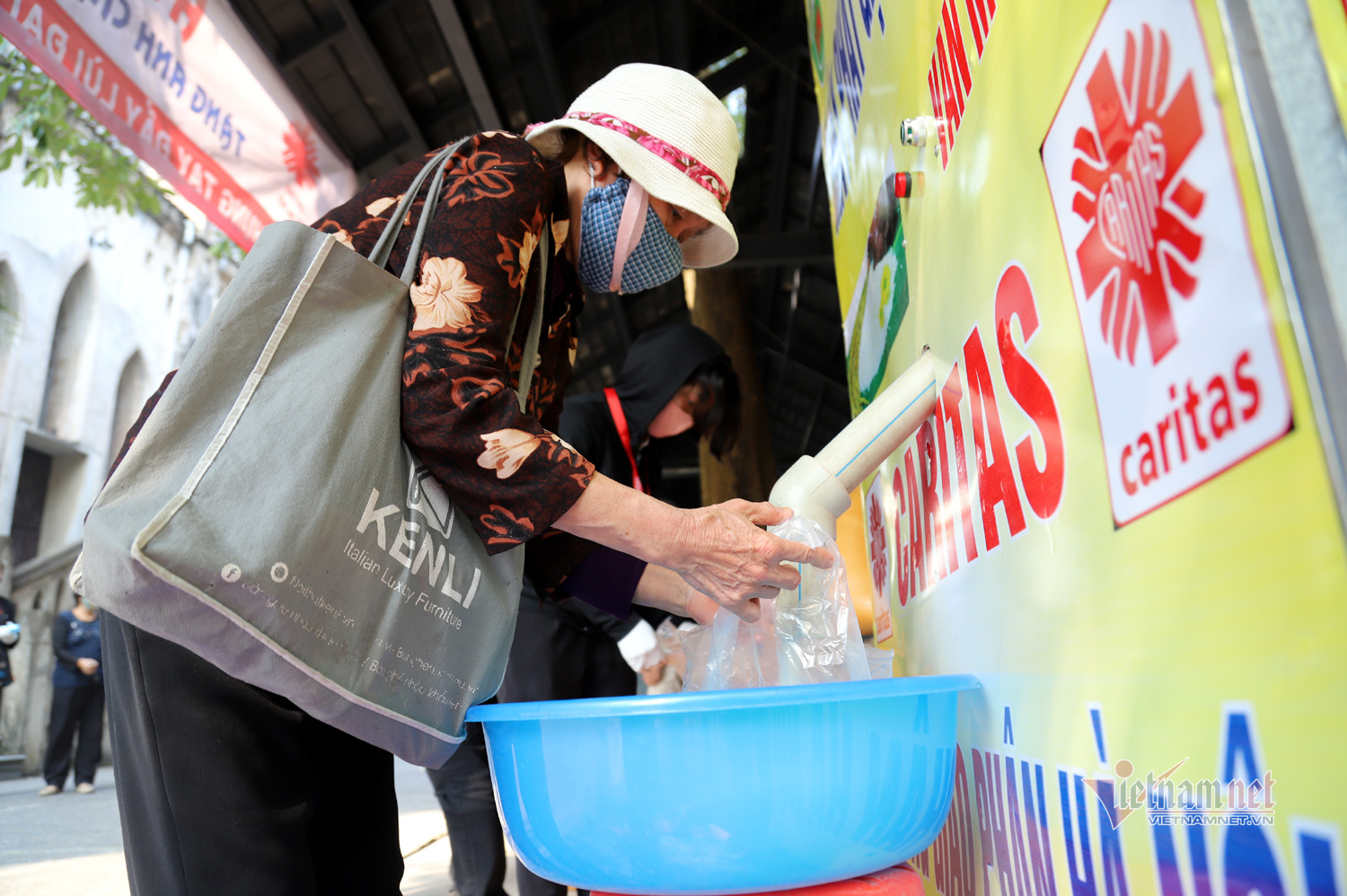 pho co ha noi tram nguoi doi nang nhan gao mien phi