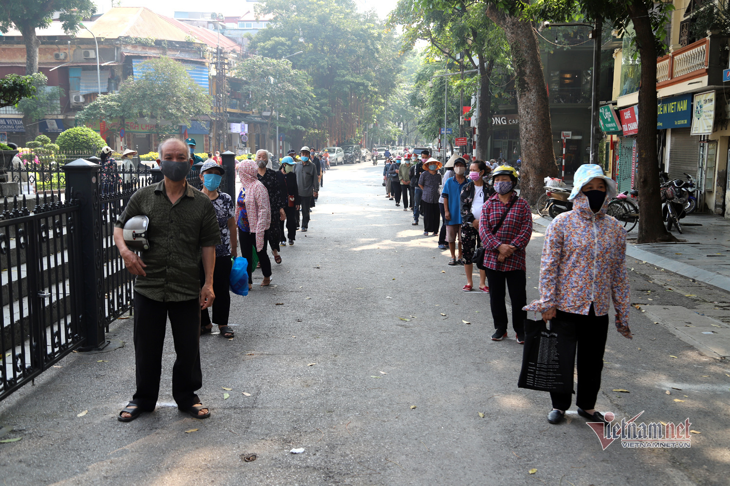 pho co ha noi tram nguoi doi nang nhan gao mien phi
