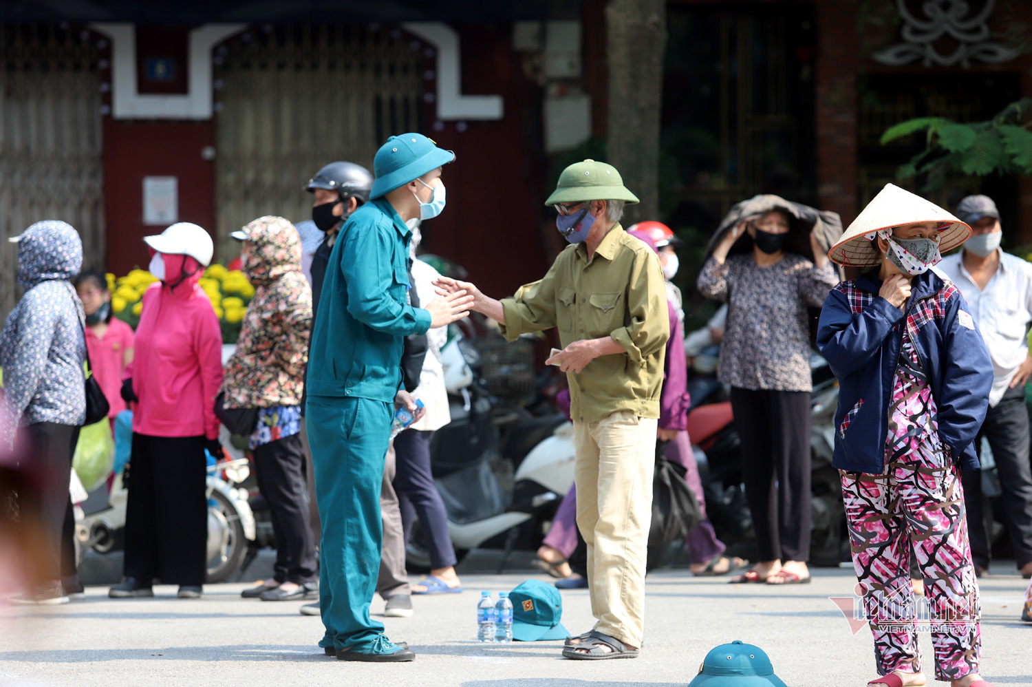 pho co ha noi tram nguoi doi nang nhan gao mien phi