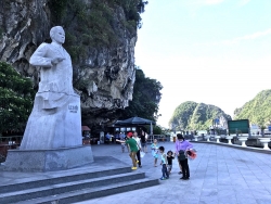 khach du lich den mien trung tang dot bien nho kich cau