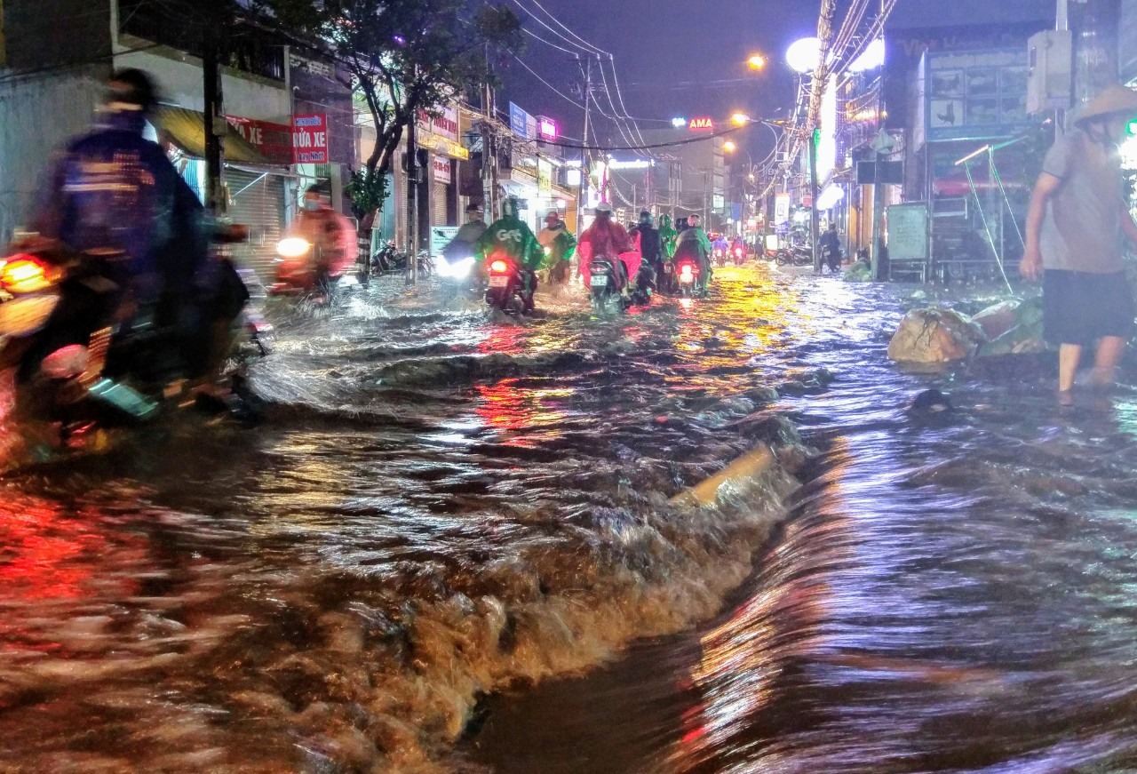 mua to duong sai gon thanh song do kenh thoat nuoc bi ngap rac