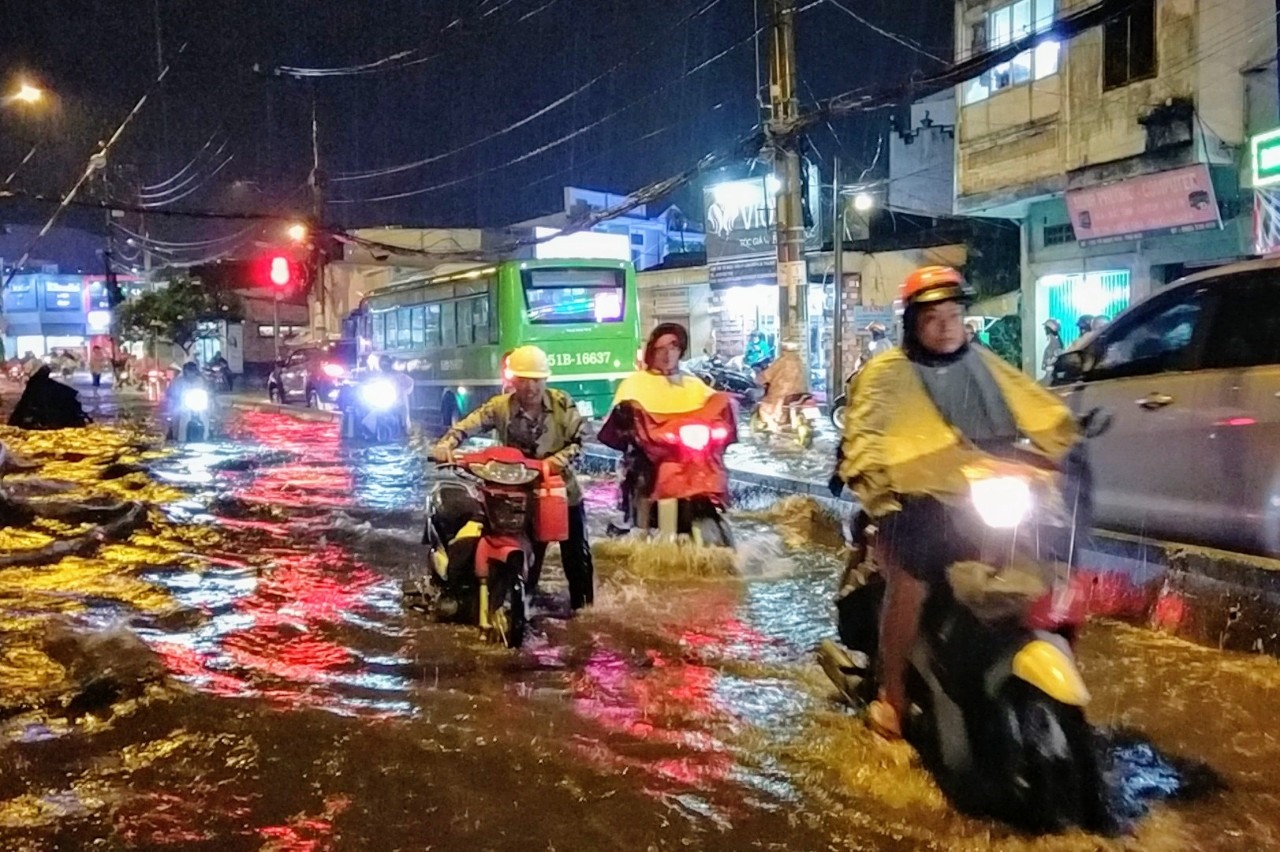 mua to duong sai gon thanh song do kenh thoat nuoc bi ngap rac