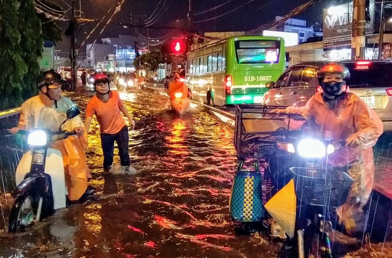 mua to duong sai gon thanh song do kenh thoat nuoc bi ngap rac