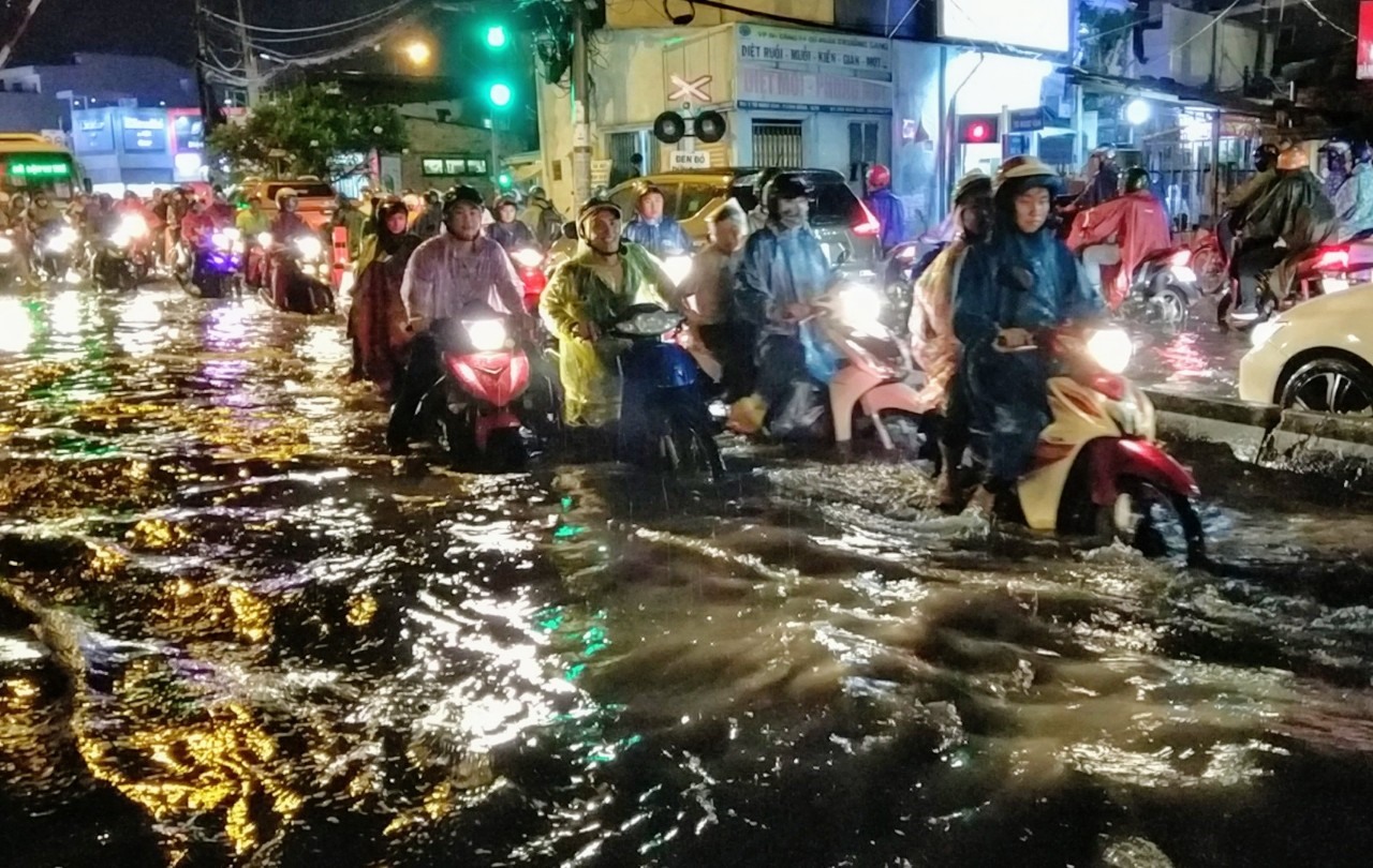 mua to duong sai gon thanh song do kenh thoat nuoc bi ngap rac