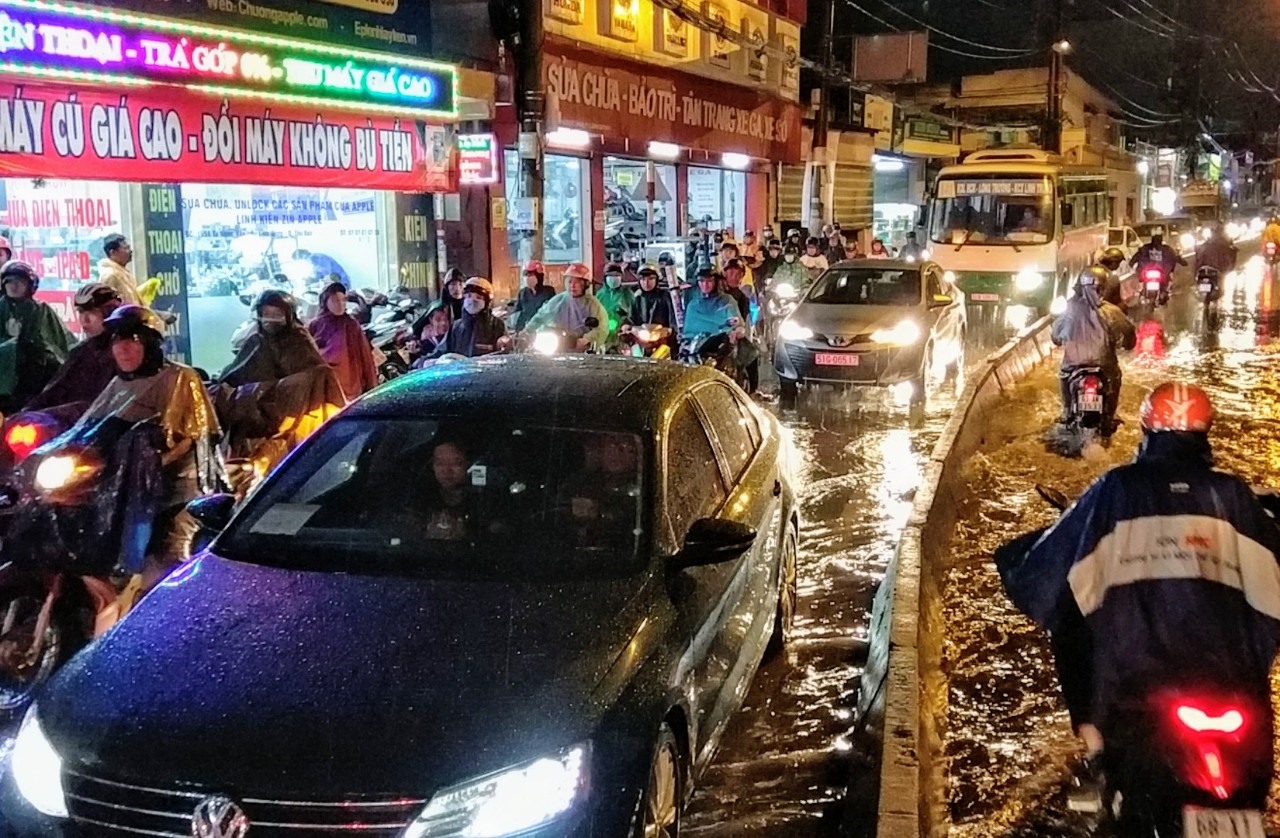 mua to duong sai gon thanh song do kenh thoat nuoc bi ngap rac