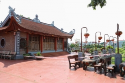 ha noi nhieu ho dan song thap thom ben bo ke song sat lo