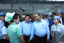 Thủ tướng thăm, tặng quà công nhân lao động tỉnh Bắc Ninh
