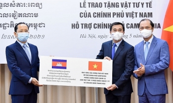 Việt Nam hỗ trợ Campuchia 800 máy thở