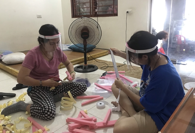 Sinh viên làm mũ chống giọt bắn ủng hộ vùng dịch Sinh viên làm mũ chống giọt bắn ủng hộ vùng dịch