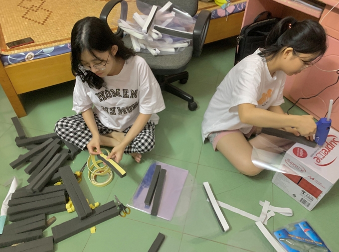 Sinh viên làm mũ chống giọt bắn ủng hộ vùng dịch Sinh viên làm mũ chống giọt bắn ủng hộ vùng dịch