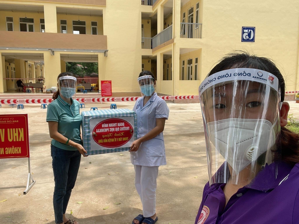 Sinh viên làm mũ chống giọt bắn ủng hộ vùng dịch