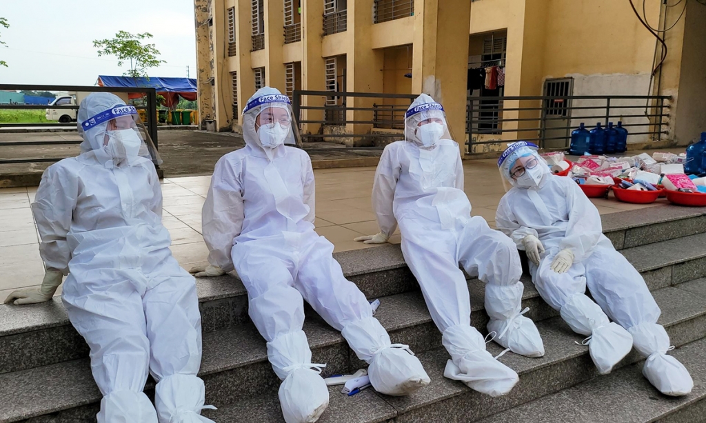 Đi chống dịch với ba bộ đồ Đi chống dịch với ba bộ đồ