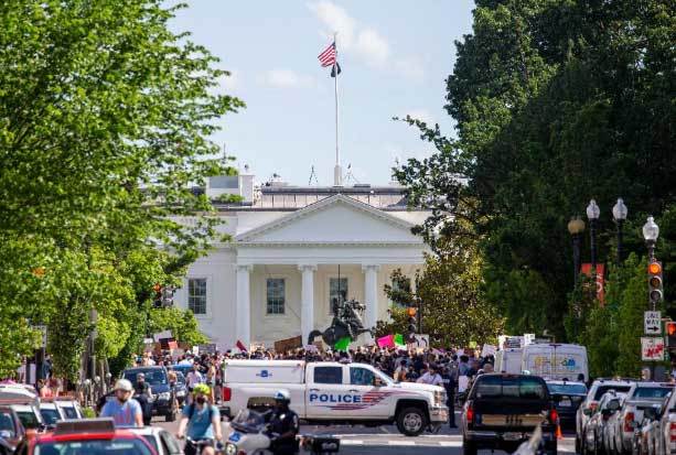 bieu tinh du doi ong trump phai nap duoi boongke ngam