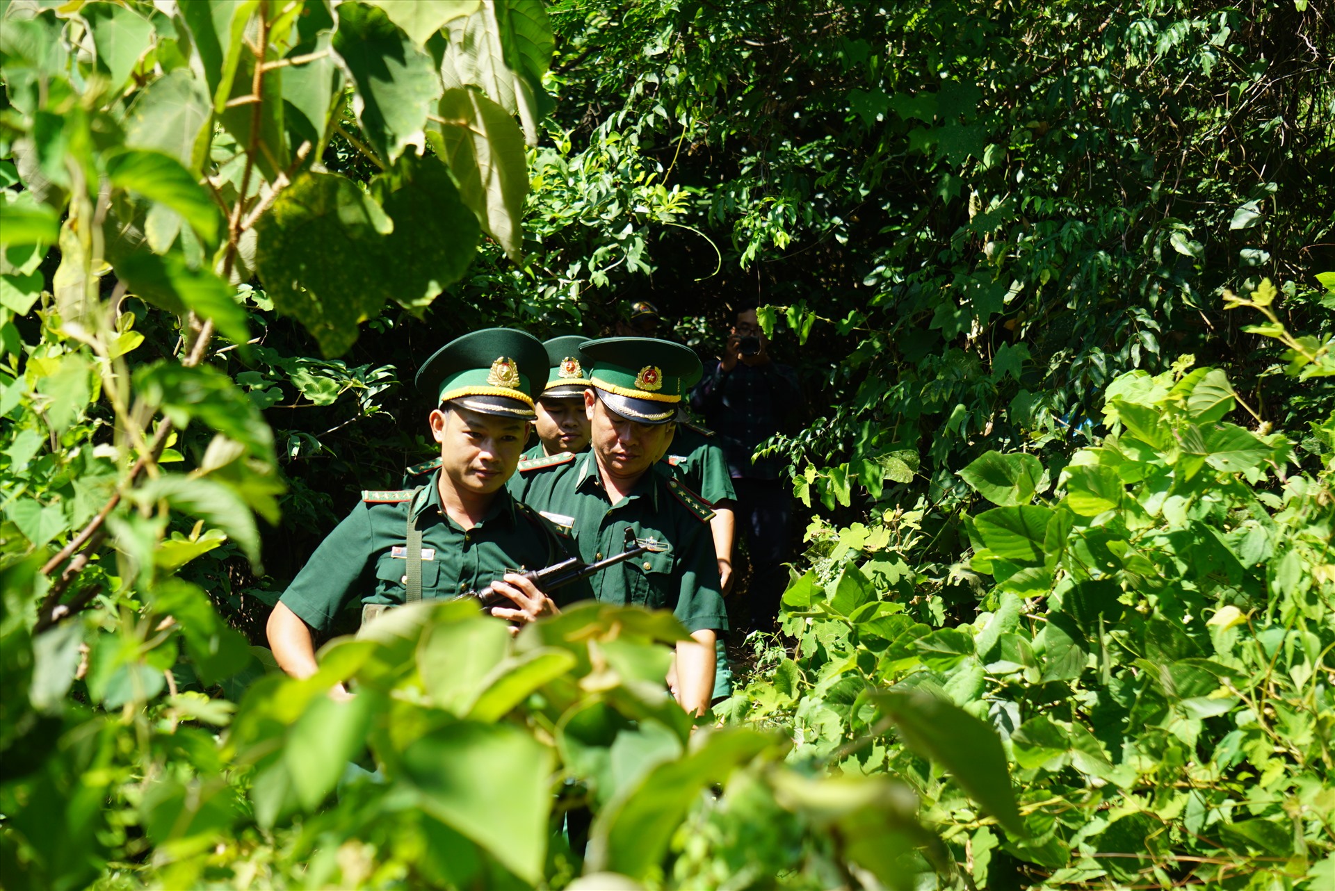 canh sat bo doi da nang bang rung truy bat pham nhan o deo hai van