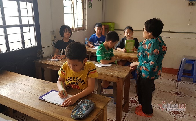 Cô giáo cao 1m30 và hành trình 20 năm dạy tiếng Anh cho học trò nghèo co giao cao 1m30 va hanh trinh 20 nam day tieng anh cho hoc tro ngheo