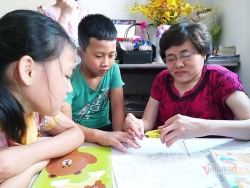 co giao cao 1m30 va hanh trinh 20 nam day tieng anh cho hoc tro ngheo