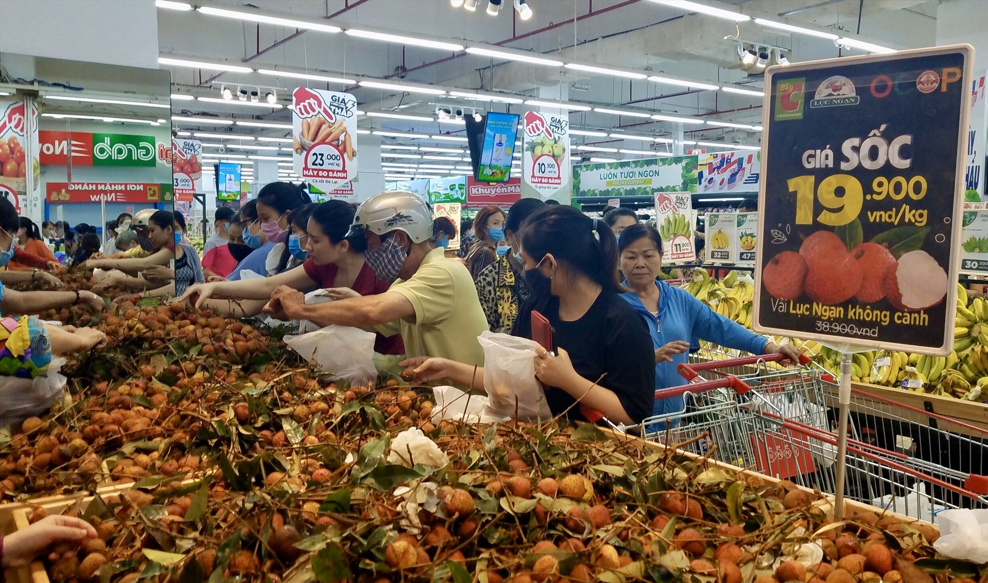 tphcm big c mien dong sap dong cua nguoi dan o at san hang dai ha gia