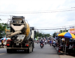 nguoi dan bat chap hiem nguy ban buon tap nap canh quoc lo