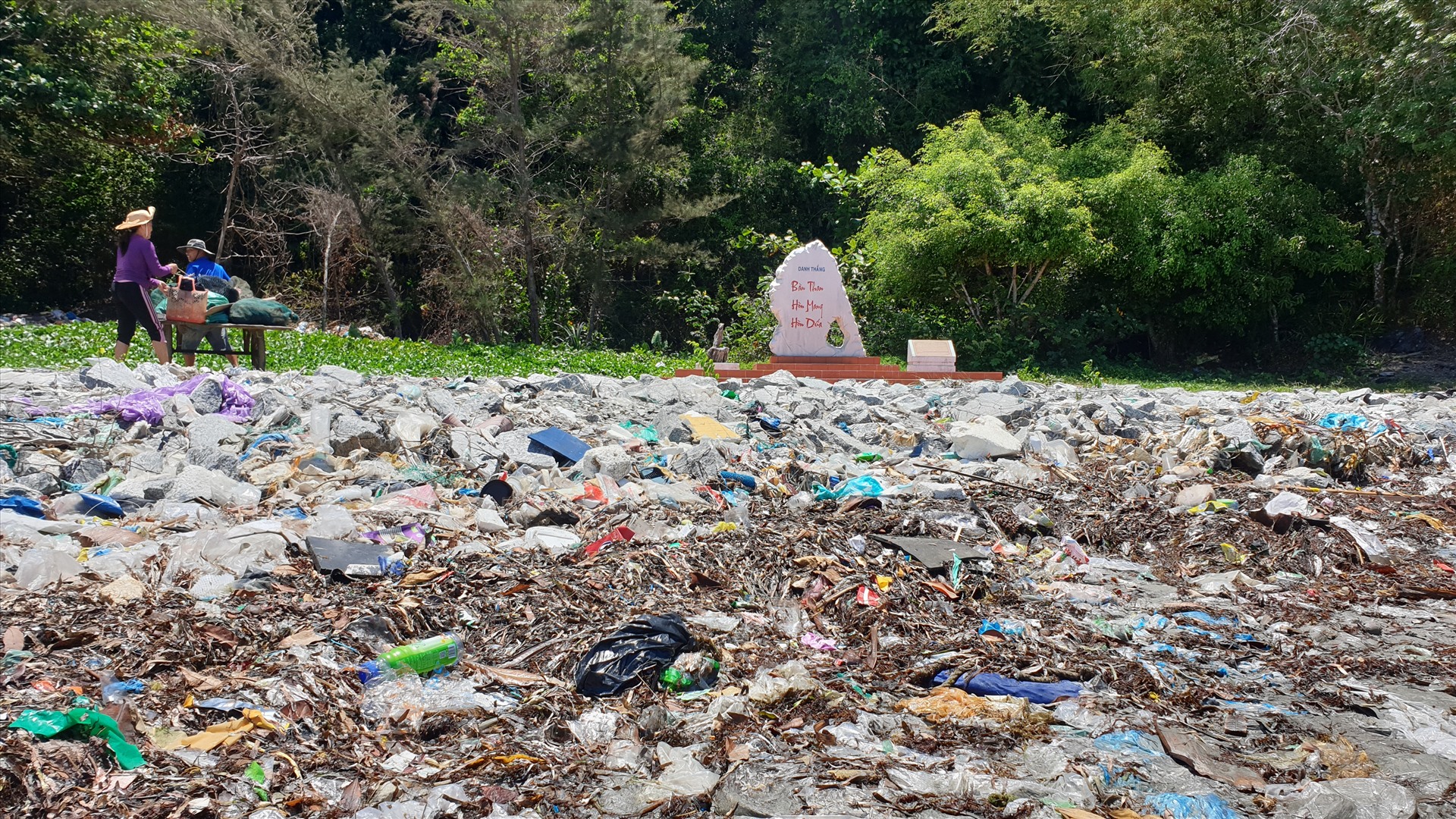 Rác thải ngập danh thắng ở Quảng Nam: Trên xả dưới chịu rac thai ngap danh thang o quang nam tren xa duoi chiu