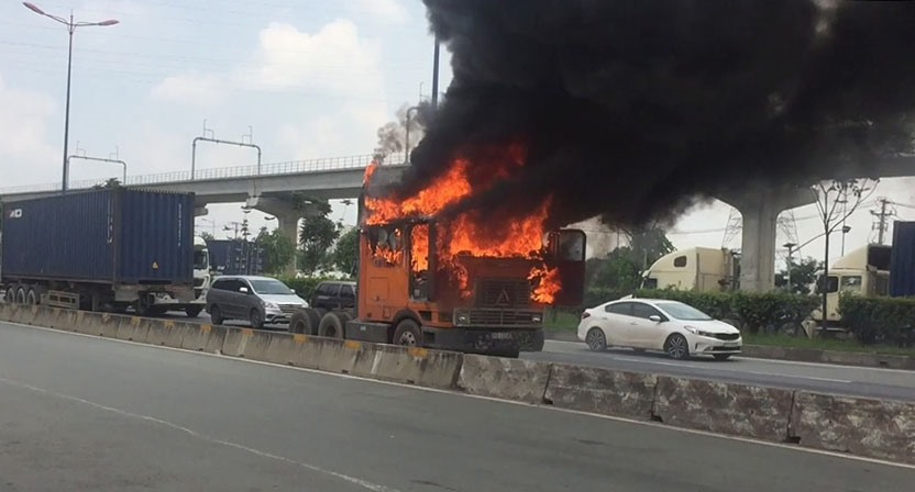 TPHCM: Xe container bất ngờ bốc cháy trên Xa lộ Hà Nội