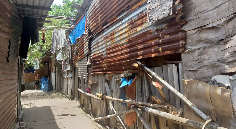 xom ngheo ha noi phu chan len mai nha lam uot giuong de tranh nong