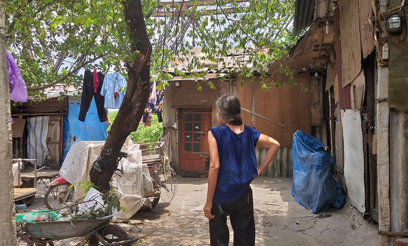 xom ngheo ha noi phu chan len mai nha lam uot giuong de tranh nong