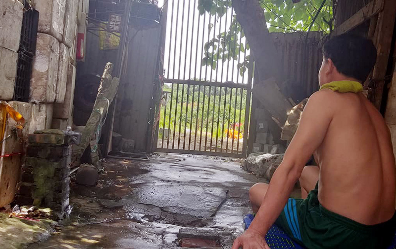 xom ngheo ha noi phu chan len mai nha lam uot giuong de tranh nong