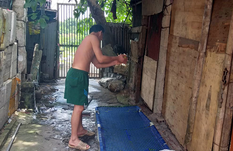 xom ngheo ha noi phu chan len mai nha lam uot giuong de tranh nong
