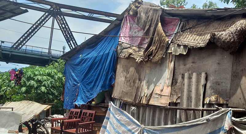xom ngheo ha noi phu chan len mai nha lam uot giuong de tranh nong