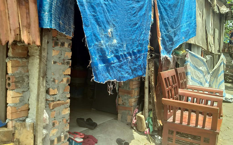 xom ngheo ha noi phu chan len mai nha lam uot giuong de tranh nong
